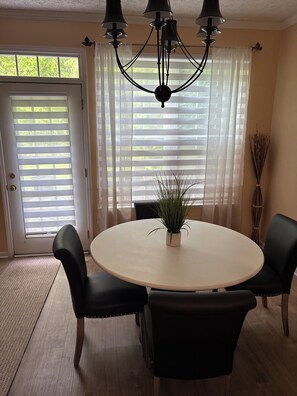 Dining - 3-bedroom condo in Westlake. Near Crocker Park. 15 minutes away from  Airport. (Westlake)