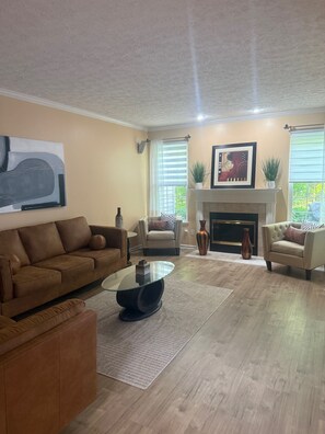 Smart TV, fireplace, printers - 3-bedroom condo in Westlake. Near Crocker Park. 15 minutes away from  Airport. (Westlake)