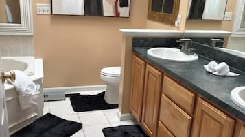 Douche, baignoire à remous, séchoir à cheveux, serviettes fournies