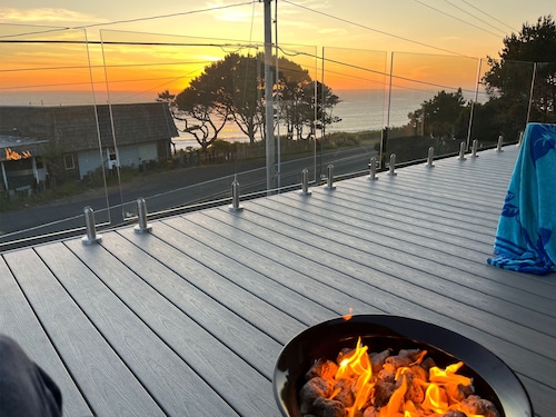 Beautiful-view Newport retreat w/ balcony near Otter Crest Viewpoint
