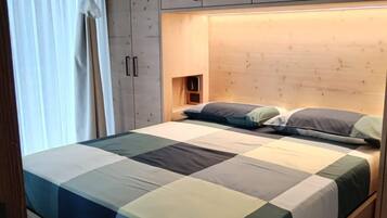Basic-Apartment, Bergblick | Zimmersafe, Bügeleisen/Bügelbrett, kostenloses WLAN
