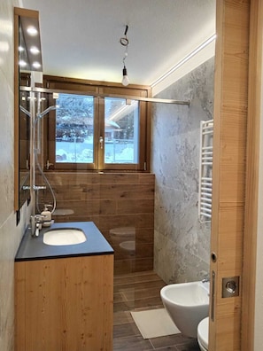 Basic Apartment, Mountain View | Bathroom - Bormio Apartments al Pradais 1mo P.Ovest (Bormio)