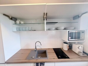 Réfrigérateur, micro-ondes, four, plaque de cuisson