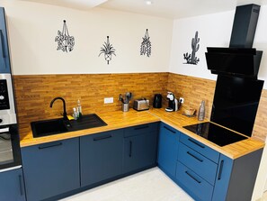 Fridge, microwave, oven, stovetop - La Parenthèse - Villa with pool 2 min from Uzès - 6 people - 3 bedrooms (Saint-Maximin)