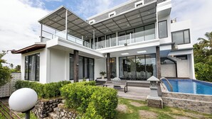 Villa – design, 3 soverom, privat basseng, utsikt mot høyde | Eksteriør
