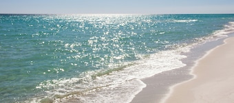 The Summerhouse! Beachfront 2BR Condo, Sleeps 8, Gulf Views