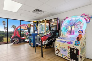 Spielautomaten mit Star Wars-Motive, eine Fahrt mit einem roten Auto und ein farbenfrohes Spiel mit kreisförmigem Design.