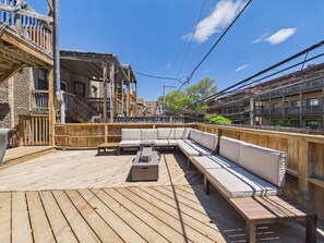 Terrace/patio - The Dakin Estate: 4BR Speakeasy | Walk to Wrigley (Chicago)