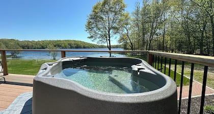 Lakeside Landing - cabin retreat in North Stonington with cozy vibes