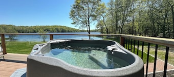 Lakeside Landing - cabin retreat in North Stonington with cozy vibes