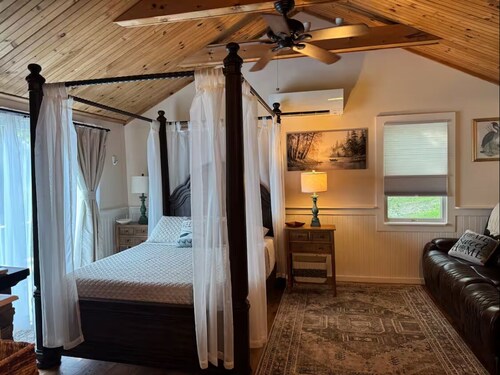 Lakeside Landing - cabin retreat in North Stonington with cozy vibes