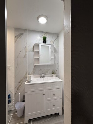 Bathroom - Serene Garden Studio w/Pool (Naples)