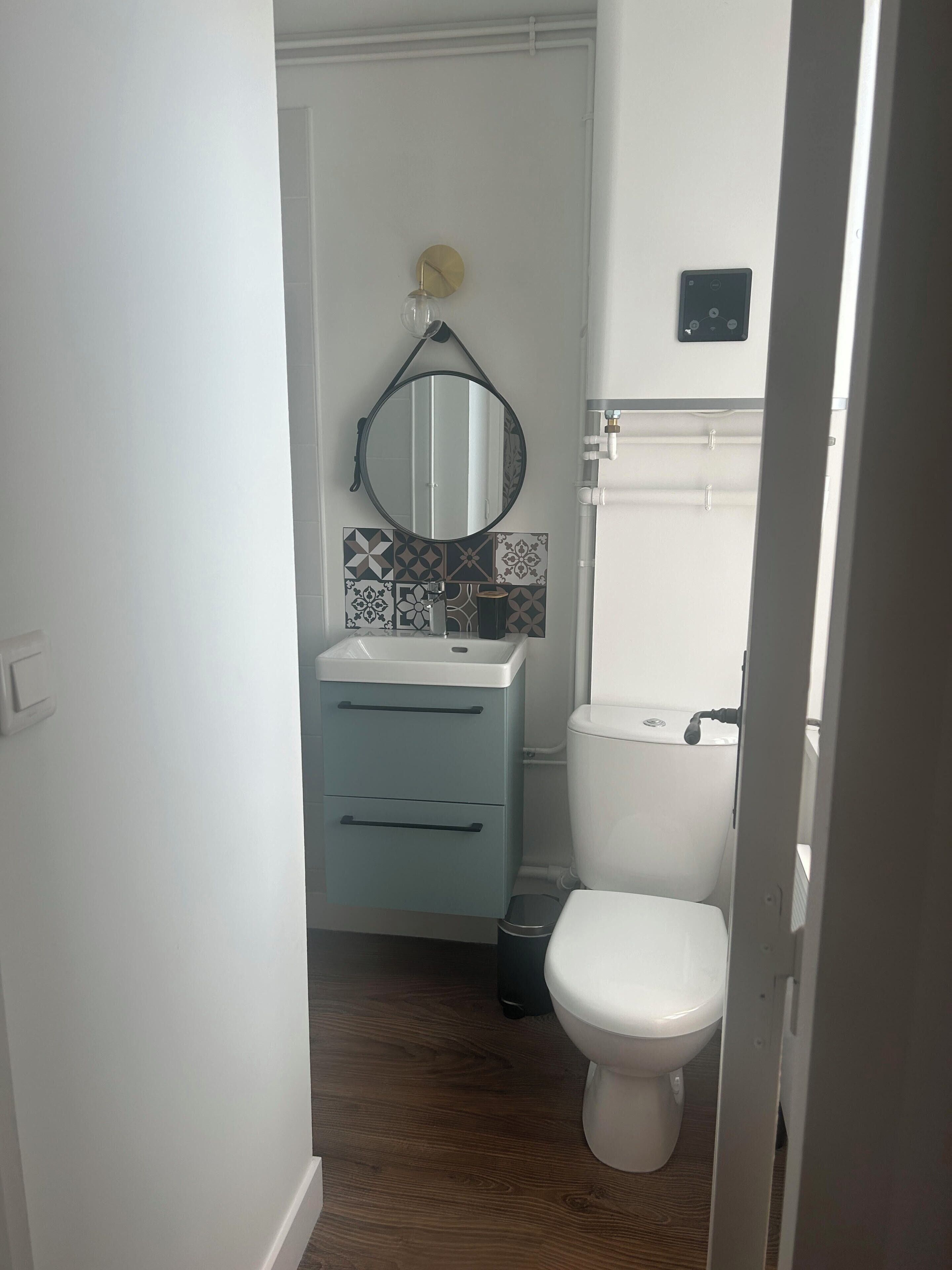 Een haardroger, handdoeken, zeep, toiletpapier