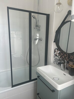 Bathroom - Vrbo Property (Quimper)