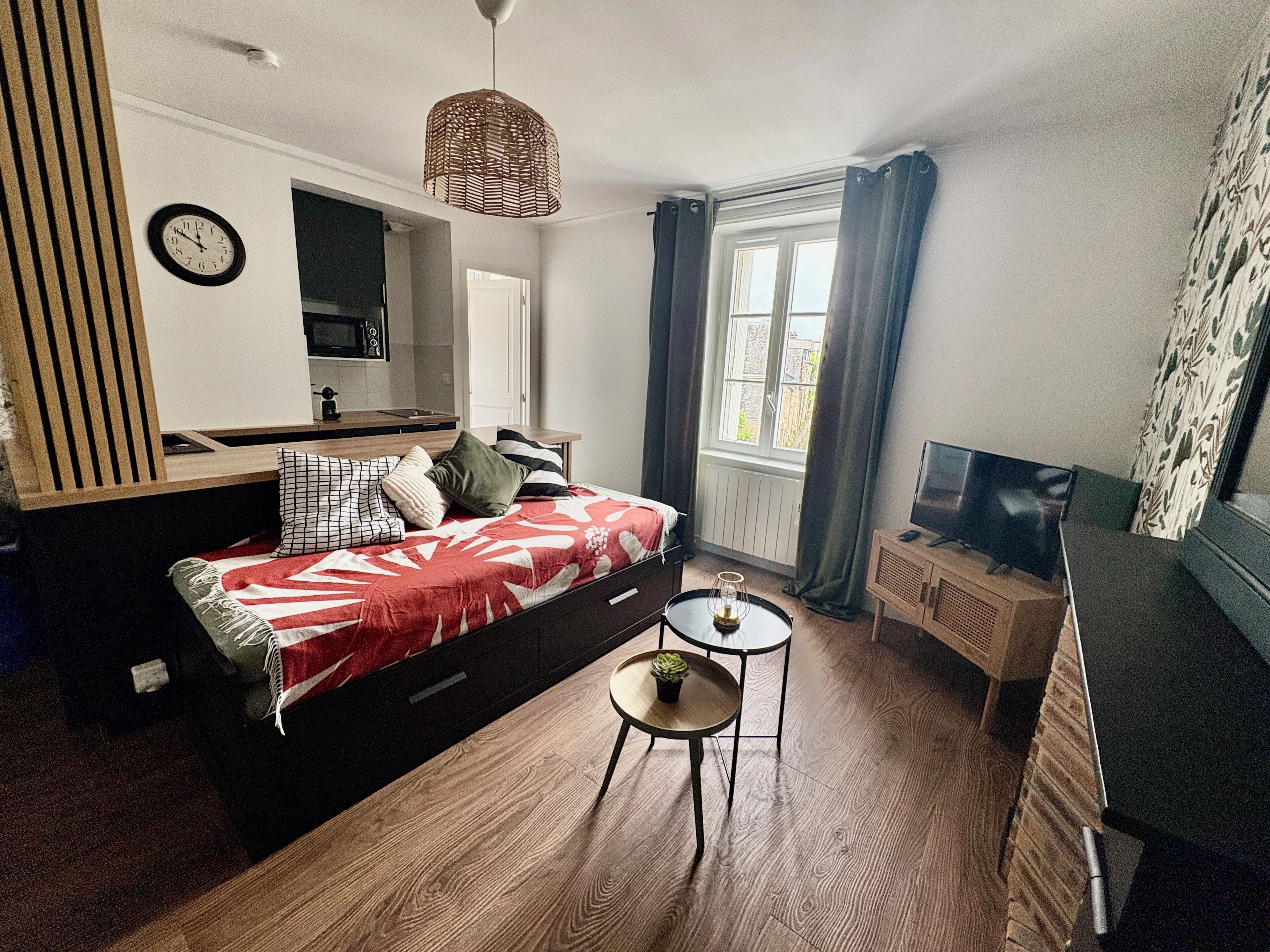 Een strijkplank/strijkijzer, gratis wifi, beddengoed