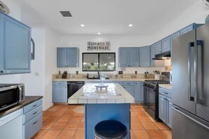 Fridge, microwave, oven, stovetop - Laguna Gardens Poolside Retreat |Pool, Spa & Views (Tucson)