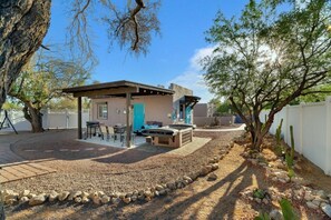 Outdoor dining - Moon Dance Casita | Views, Hot Tub & Stargazing (Tucson)