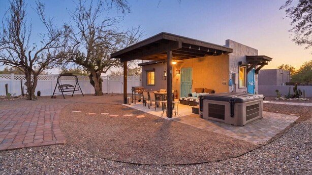 Eine moderne Außenpatio mit Grill, Sitzgelegenheit und Whirlpool.