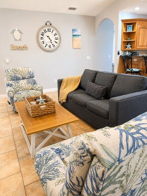 Living area - 5 Min to beach + walk to zoo • sleeps 12 (Panama City Beach)