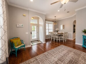 Dining - 5 Min to beach + walk to zoo • sleeps 12 (Panama City Beach)