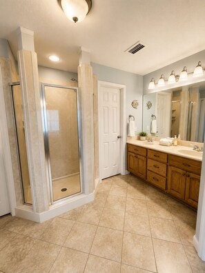 Hair dryer, towels, soap, toilet paper - 5 Min to beach + walk to zoo • sleeps 12 (Panama City Beach)