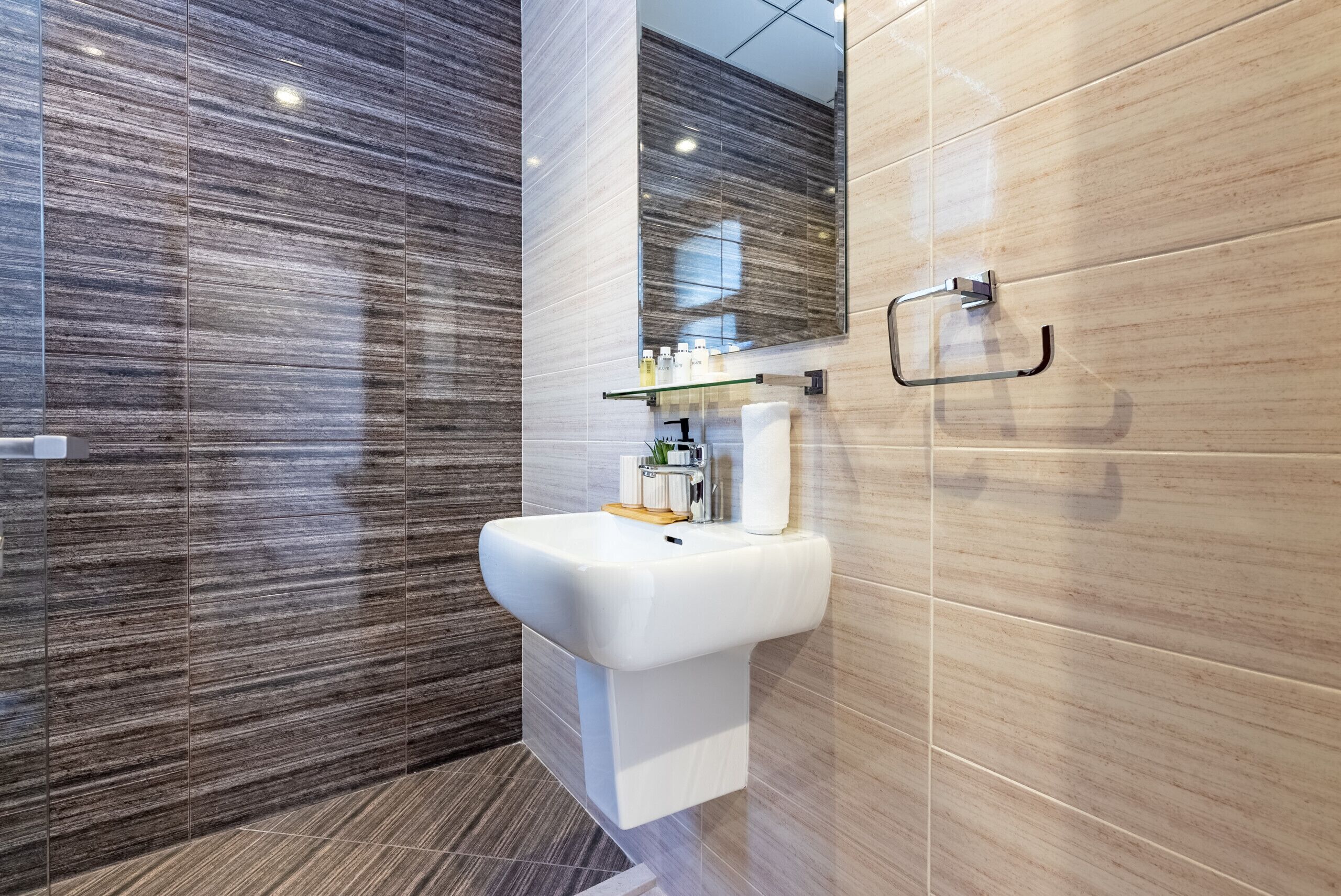 Douche, sèche-cheveux, bidet, serviettes fournies