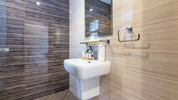 Douche, sèche-cheveux, bidet, serviettes fournies