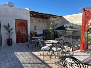 تناول الطعام بالخارج