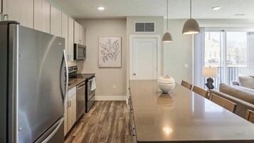 Fridge, coffee/tea maker