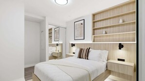 Quarto moderno com cama, mesas de cabeceira, espelho e nichos embutidos.