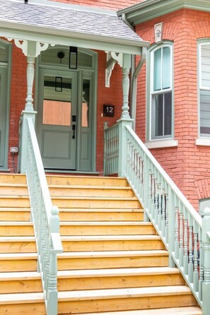 Exterior detail - 4BR DTWN Aparthotel | Sleeps 10 - Steps to TIFF (Toronto)