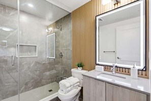 Shower, hair dryer, towels, shampoo - Toronto Boutique 4BR 3.5 Bath Stay for 10 (Toronto)