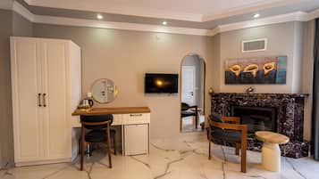 Deluxe Room, Balcony, Garden View | Interior