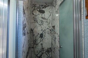 Deluxe-Zimmer, Balkon, Poolblick | Badezimmer | Dusche, kostenlose Toilettenartikel, Haartrockner, Hausschuhe