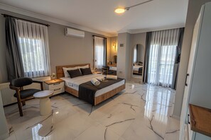 Deluxe-Zimmer, Balkon, Meerblick | Zimmersafe, Schreibtisch, laptopgeeigneter Arbeitsplatz