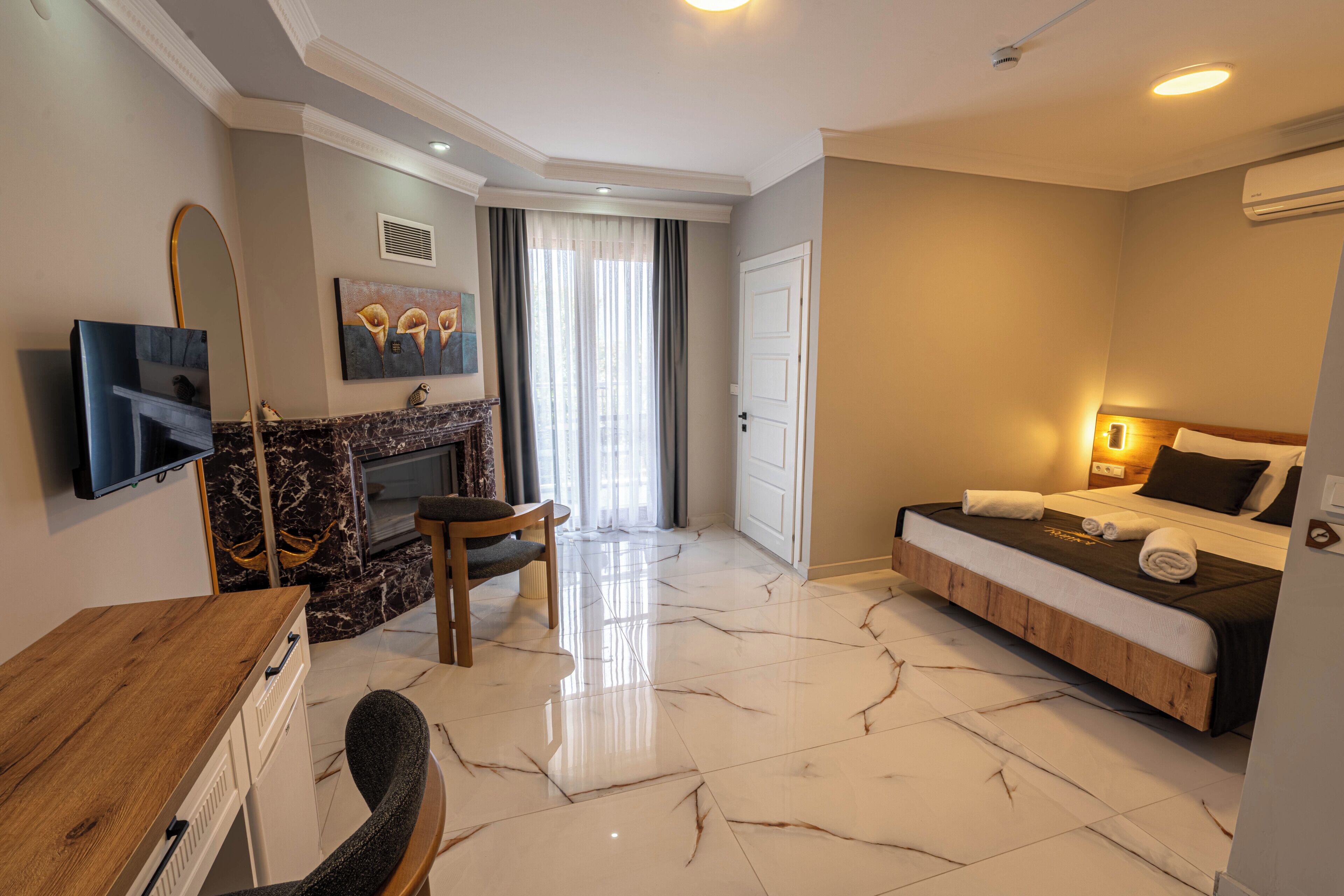Deluxe Room, Balcony, Garden View | Interior