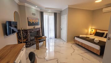 Deluxe Room, Balcony, Garden View | Interior