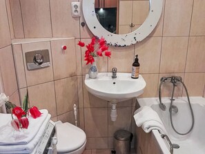 Ein Badezimmer mit Waschbecken, Toilette und Badewanne.