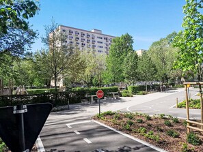 A pedestrian crossing with a stop sign, a road with a curve, and a building in the background. - Przy Klifie by Interhome (Warsaw)