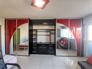 A room with a bed, a desk, a chair, and a wardrobe. - Przy Klifie by Interhome (Warsaw)