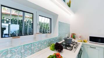 Comfort Apartment, Sea View | Private kitchen