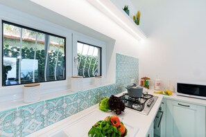 Comfort Apartment, Sea View | Private kitchen