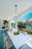 Apartamento Confort, vistas al mar | Restaurante al aire libre