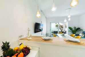 Comfort Apartment, Sea View | Dining