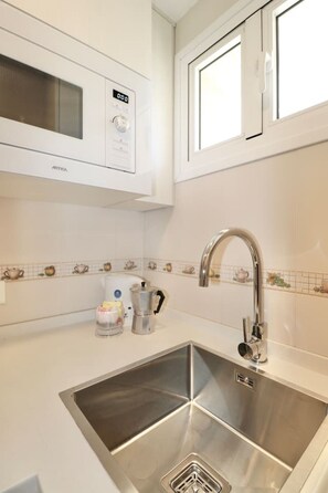 Coffee/tea maker, fridge, microwave, stovetop - Marvelluz | Ocean & Mountain Views | Central | Quiet (Málaga)