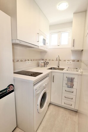 Coffee/tea maker, fridge, microwave, stovetop - Marvelluz | Ocean & Mountain Views | Central | Quiet (Málaga)