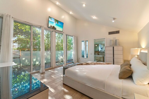 Desk, iron/ironing board, WiFi, bed sheets - Modern 4 BR Estate in Shenandoah neighborhood (Miami)