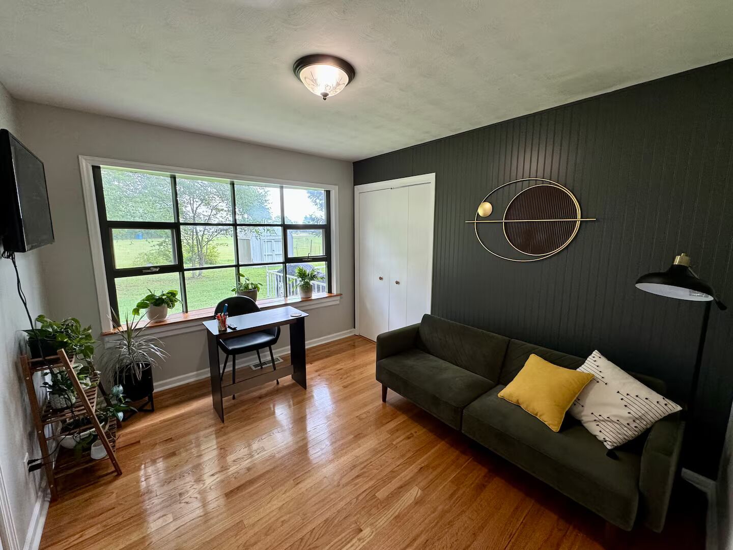 Smart TV, fireplace, table tennis, music library