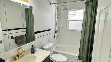Douche, séchoir à cheveux, serviettes fournies, savon