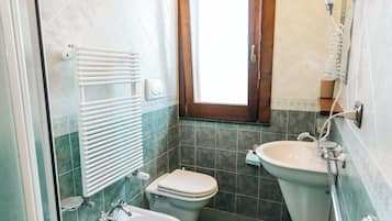Classic Room, Balcony, Sea View | Bathroom